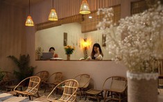Mang đất sông Hồng về cải tạo nhà tập thể cũ thành quán cà phê "cực chill"