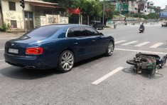 Hà Nội: Bentley Flying Spur V8 xước nhiều đường dài bên hông đuôi xe sau va chạm với xe máy