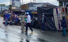 Video: Tránh xe máy sang đường, xe tải chở rau củ lao vào nhà dân, hàng tấn hàng hóa tràn ra đường