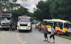 Video quay khoảnh khắc xe buýt ôm cua lấn làn, tông trực diện vào xe tải khiến nhiều hành khách hoảng loạn