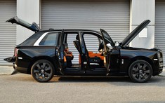 Rolls-Royce Cullinan này có màu sơn quen thuộc nhưng nội thất có thể là hàng hiếm tại Việt Nam