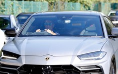 Không phải là siêu xe đắt đỏ của Bugatti hay McLaren Senna, CR7 bị bắt gặp lái Lamborghini Urus ở Anh