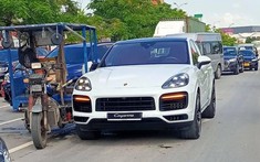 Video: Xe ba gác va chạm với Porsche Cayenne mới tinh, chưa biển số trên đường phố Hải Phòng