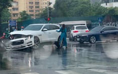 Hà Nội: Sau va chạm với Mercedes-Benz GLC, Jaguar F-Pace bung dàn áo đầu xe, 1 người bị thương