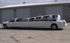 Đây là cách nhóm YouTuber biến đổi một chiếc limousine thành xe mui trần