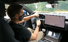 Video này cho thấy vô lăng kỳ quái mới của Tesla không mang đến nhiều lợi ích