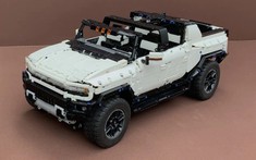 Người chơi Lego tự chế mô hình GMC Hummer EV với tính năng "bò ngang như cua" như xe thật
