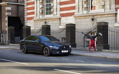 Jaguar XF xuất hiện cùng tay đua Formula E trong video quảng bá phim mới về Điệp viên 007