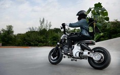 BMW ra mắt concept xe máy điện kết hợp ván trượt nghịch ngợm dành cho giới trẻ
