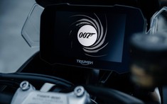 Hóa thân thành siêu điệp viên 007 với mẫu Triumph Tiger 1200 Bond Edition