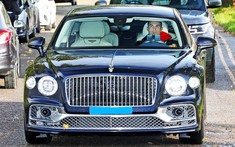 Ảnh chụp Cristiano Ronaldo lái Bentley Flying Spur mới mua đến sân tập khiến cư dân mạng thắc mắc