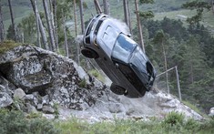 Xem trước cảnh phá nát Range Rover Sport SVR trong phần phim mới về Điệp viên 007