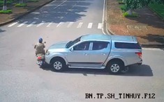 Video: Va chạm với xe bán tải tại ngã tư, người phụ nữ đi xe máy bị hất văng vào vỉa hè và tử vong