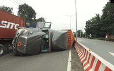 Video: Phóng nhanh qua trạm thu phí tại Bình Phước, xe container bất ngờ lật ngang