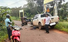 Video: Ôm cua tốc độ cao, xe ba gác đối đầu xe bán tải khiến 1 người bị thương nặng tại Bình Phước