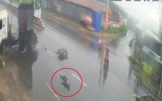Video: Va chạm với xe đầu kéo ben, người đi xe máy trượt dài trên quốc lộ 1A