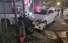 Video: Xe máy "lao như cơn gió" tông trúng ô tô Lexus, gây tai nạn liên hoàn khiến 3 người thương vong