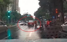 Video: Ô tô VinFast LUX A2.0 tông liên hoàn 4 xe máy trên đường Hà Nội khiến 1 người bị thương nặng