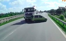 Video: Va chạm với xe trộn bê tông, ô tô con văng sang làn ngược chiều, tông tiếp xe tải trên quốc lộ 10
