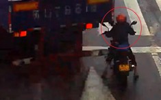 Video: Ô tô tải rẽ trái, văng đuôi trúng đầu người đi xe máy dừng đèn đỏ