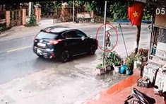 Video: Tài xế lái ô tô Mazda CX-5 tông người phụ nữ đang đi bộ rồi bỏ chạy tại Tuyên Quang