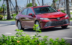 Toyota Camry giảm giá sâu, cuộc cạnh tranh với VinFast Lux 2.0 tăng nhiệt