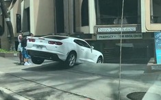 Video: Nữ tài xế lao xe Chevrolet Camaro mới tinh xuống cầu thang khiến dân mạng khó hiểu