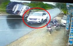 Video: Xe tải bất ngờ lật nghiêng trên đường khiến tài xế ô tô chạy bên cạnh đạp lút ga