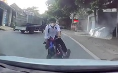Video: Tránh xe tải sang đường, học sinh chạy xe điện tông trực diện vào ô tô