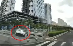 Video: Sau va chạm ở ngã tư, xe Tesla tông gãy lan can, lao xuống kênh