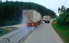 Video: Tài xế xe container phanh cháy lốp để tránh gây tai nạn khi đang vượt ẩu trên quốc lộ 18