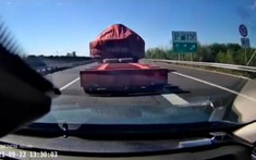 Video: Xe điện Xpeng P7 đâm thẳng vào xe tải phía trước khi ở chế độ tự lái