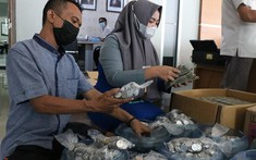 Người đàn ông Indonesia mua chiếc Toyota Rush trong mơ bằng 434 triệu... tiền xu