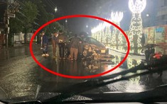Video: Va chạm với Toyota Vios, cô gái bay lên nóc xe ngồi, người bạn nằm bất tỉnh dưới đường