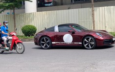 Porsche 911 Targa 4S Heritage Design bản giới hạn trên đường phố Hà Nội