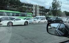 "Chạm mặt" Ferrari 458 Spider ngay trạm đăng kiểm, nhẹ nhàng cách xe hơn 20 mét