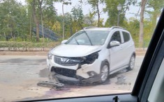 Hà Nội: VinFast Fadil vỡ nát đầu xe sau khi tông dải phân cách, dân mạng khen túi khí xe nhạy