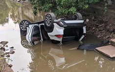 Ninh Bình: Nữ tài xế lao xe Toyota Corolla Cross xuống sông, may mắn thoát chết