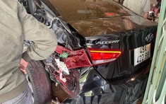 Video: Xe tải nghi mất phanh gây tai nạn liên hoàn khiến ô tô con Hyundai Accent lao vào nhà dân tại Lâm Đồng