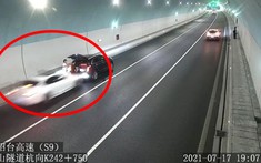 Hãi hùng với video xe Volvo lao thẳng vào đuôi xe Cadillac khiến 1 nữ tài xế tử vong tại chỗ