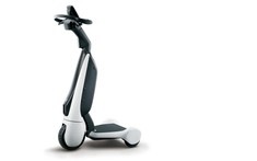 Toyota ra mắt C+walk - Mẫu scooter chạy điện bé nhỏ dành cho các khu vực đi bộ