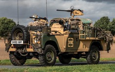 Chiếc Land Rover gắn súng máy điên rồ này đang tìm người mua và nó được phép đi trên đường phố