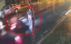 Khoảnh khắc lái xe ô tô vừa nghe điện thoại vừa đi bộ sang đường bị xe máy tông trúng, lỗi tại ai?