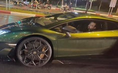 Người đi đường bắt gặp CEO nhà thuốc lái Lamborghini Aventador SVJ trên đường với biểu cảm thú vị