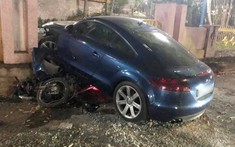 Thái Nguyên: Audi TT tông 1 người đi xe máy trước khi lao vào cổng sân vận động khiến đầu xe hỏng nặng