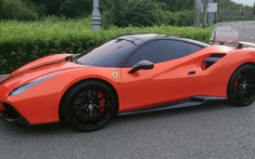 Vợ chồng đại gia mỹ phẩm đau lòng vì ngựa chiến Ferrari 488 GTB hư bình, đóng bụi dày đặc sau 3 tháng "trùm mền"