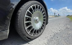 Trải nghiệm đường miền Tây khiến lái xe Mercedes-Maybach S-Class khóc ròng vì 1 bánh xe nổ vỏ
