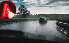 Có nên bật đèn cảnh báo nguy hiểm khi lái xe lúc trời mưa?