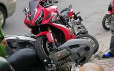 Đi ngược chiều, xe Atila bị mô tô Honda CBR650R đâm gãy đôi xe