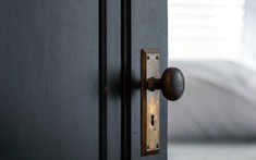 5 lý do nên sử dụng cửa nội thất màu đen